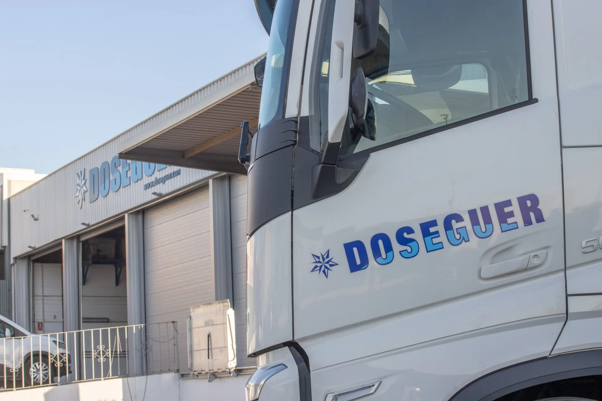Doseguer warehouse in Cuevas del Almanzora with loading area