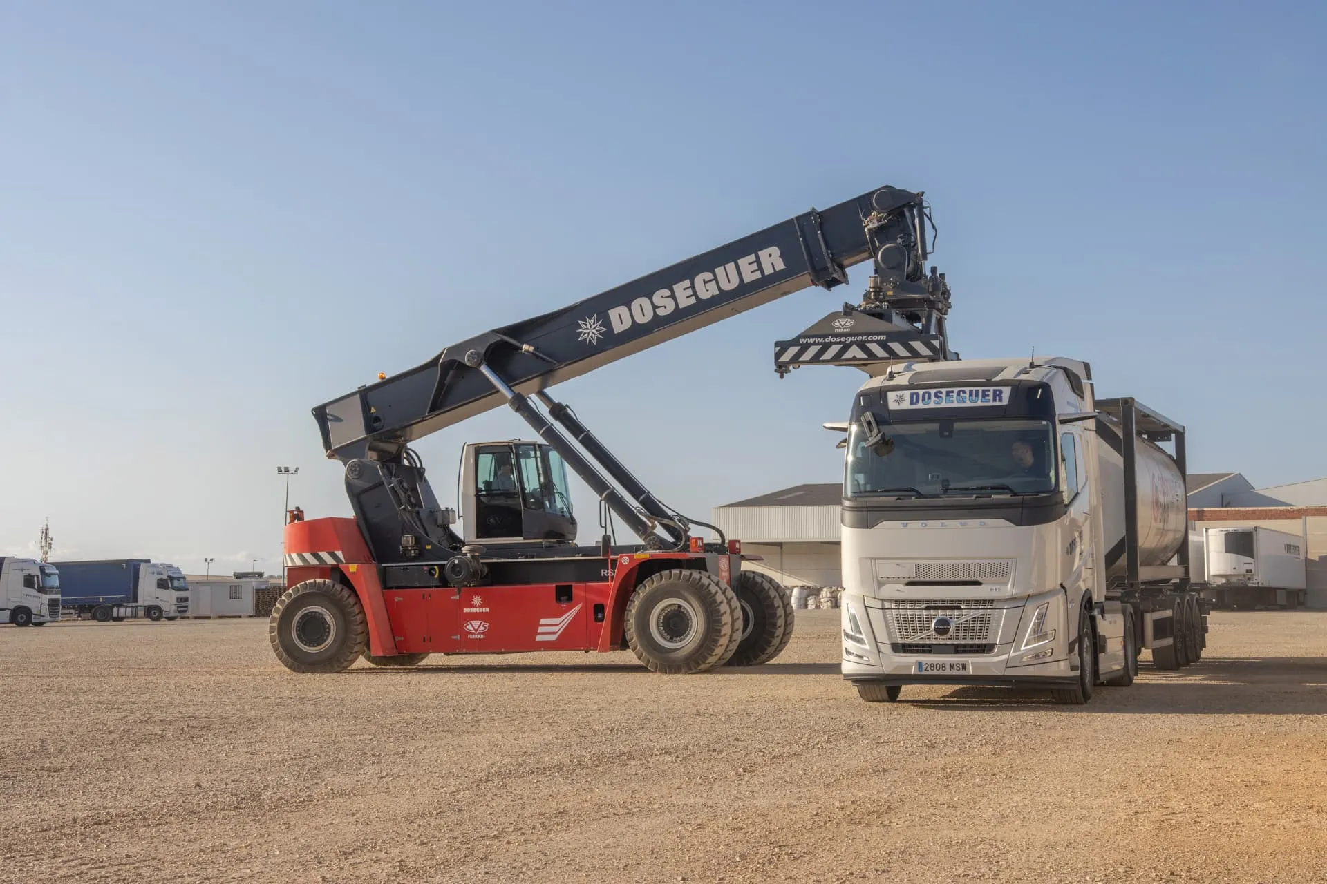 Flota de cabezas tractoras portacontenedores de Doseguer en sus instalaciones
