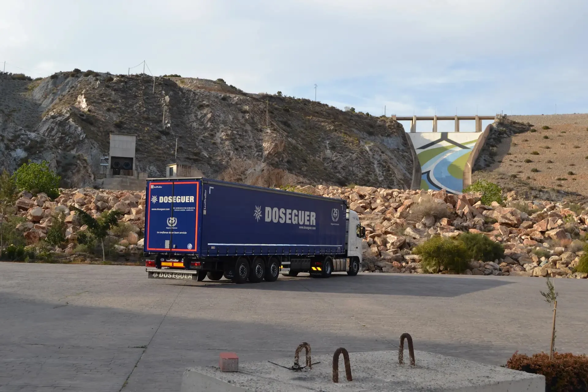 Doseguer curtain-side semi-trailer